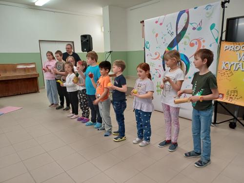 Hudebně - zábavný pořad.